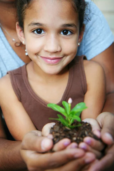 Κορίτσι εκμετάλλευση φυτών — Φωτογραφία Αρχείου