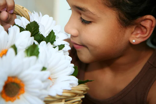 Chica oliendo flores —  Fotos de Stock