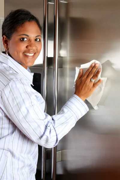 Žena čištění lednice — Stock fotografie