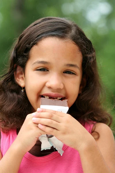 少女がチョコレートを食べる — ストック写真