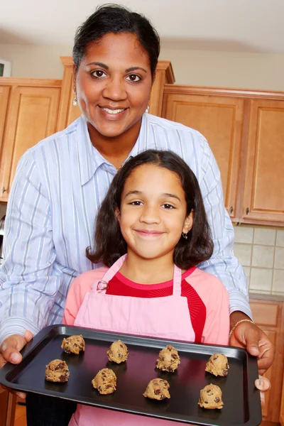Mädchen und Mutter mit Keksen — Stockfoto