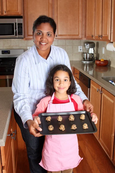 Κορίτσι και μητέρα με μπισκότα — Φωτογραφία Αρχείου