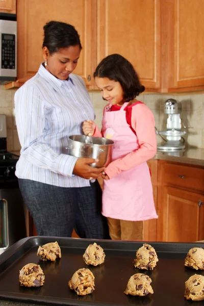 Mädchen und Mutter mit Keksen — Stockfoto