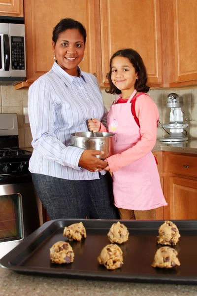 Dívka a matka s cookies — Stock fotografie