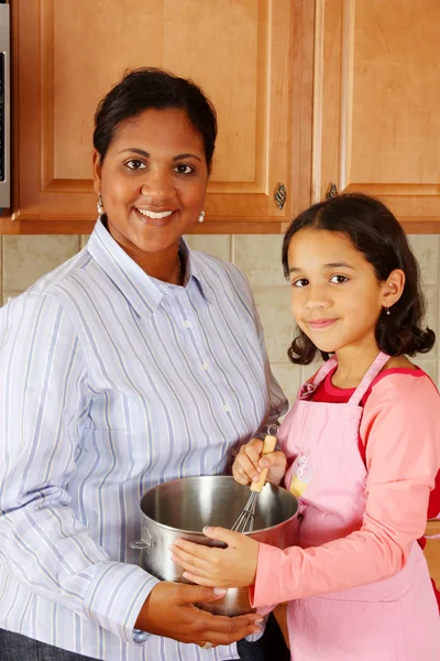 Meisje en moeder koken — Stockfoto