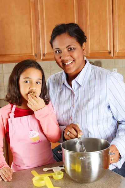 女孩和母亲做饭 — 图库照片