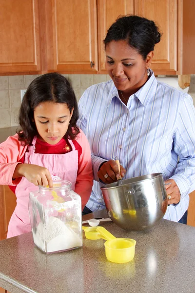 Mädchen und Mutter kochen — Stockfoto