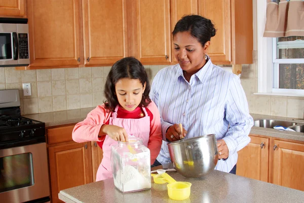 Tjej och mamma matlagning — Stockfoto