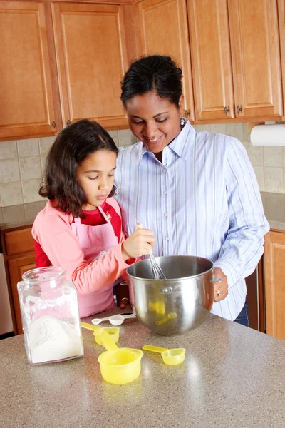 Pişirme anne ve kız — Stok fotoğraf