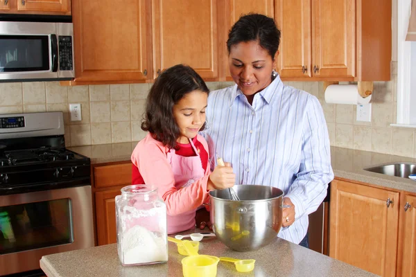 Chica y madre cocinar — Foto de Stock