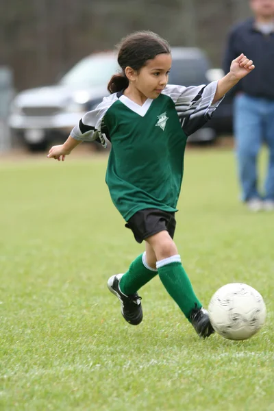 Mladá dívka si hraje fotbal — Stock fotografie