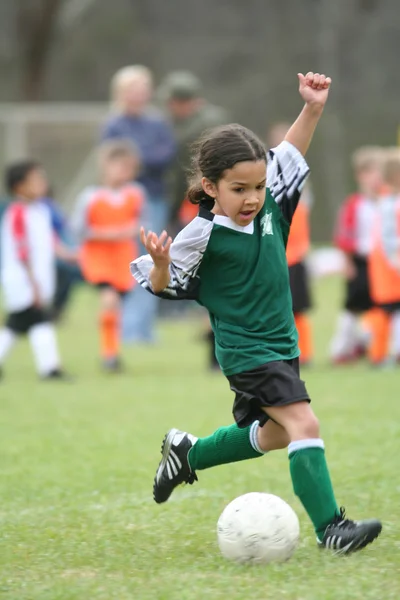 Νεαρό κορίτσι που παίζει ποδόσφαιρο — Φωτογραφία Αρχείου