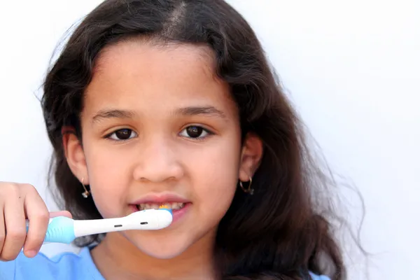 Menina falando escovando os dentes — Fotografia de Stock