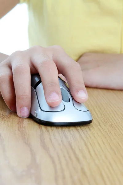Enfant sur ordinateur — Photo