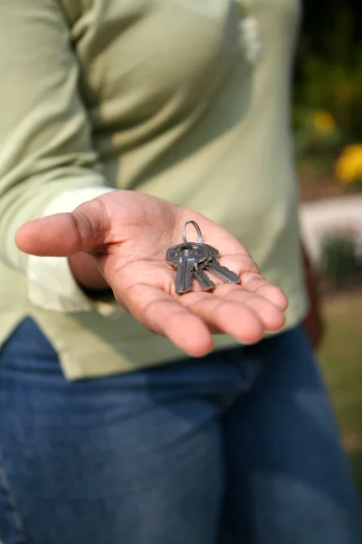 Entregar as chaves — Fotografia de Stock