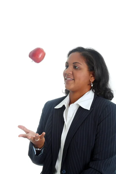 Frau wirft mit Apfel — Stockfoto