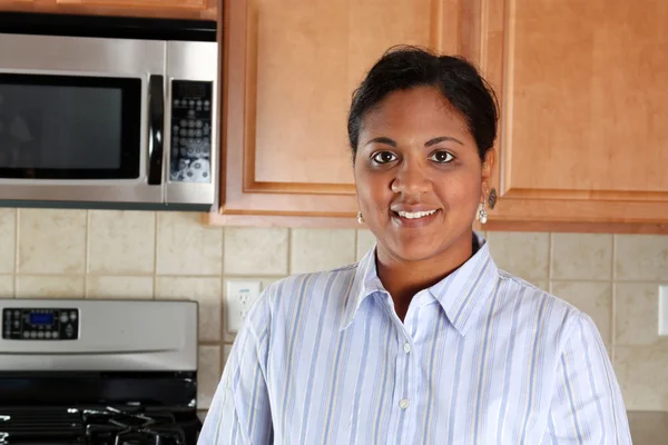 Mulher na cozinha — Fotografia de Stock