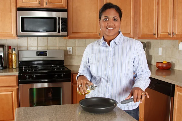 Жінка в кухні — стокове фото