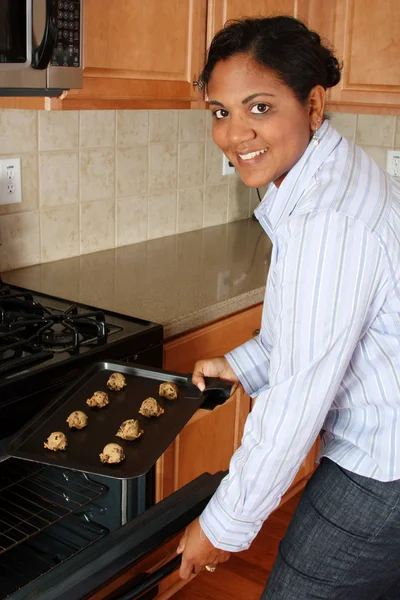 Mujer en la cocina — Foto de Stock