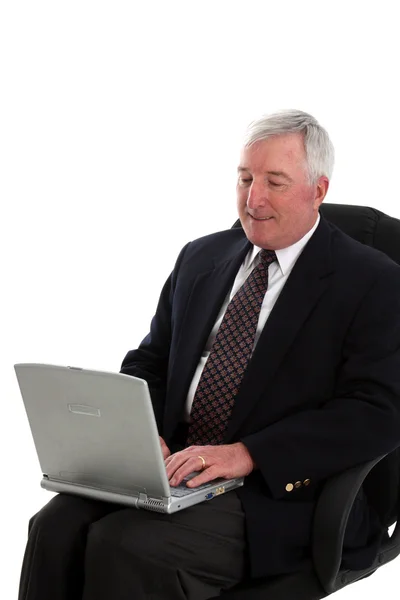 Старший чоловік з комп'ютером — стокове фото