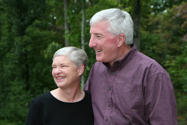 Счастливая старшая пара — стоковое фото