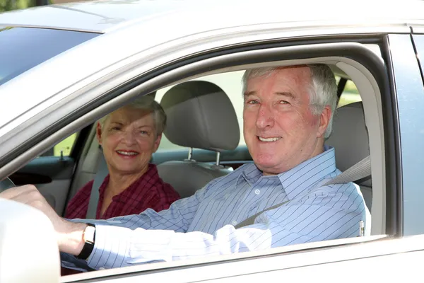 Äldre par i bil — Stockfoto