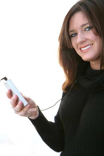 Mujer escuchando auriculares —  Fotos de Stock