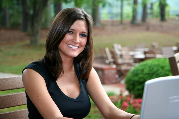 Nő számítógépen — Stock Fotó