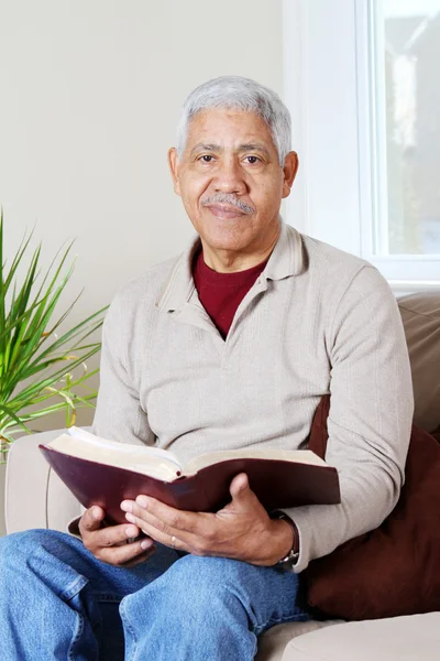 Senior hipanic Mann liest Bibel — Stockfoto
