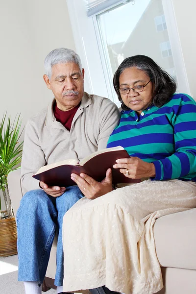 Sénior Hipânica casal leitura Bíblia — Fotografia de Stock