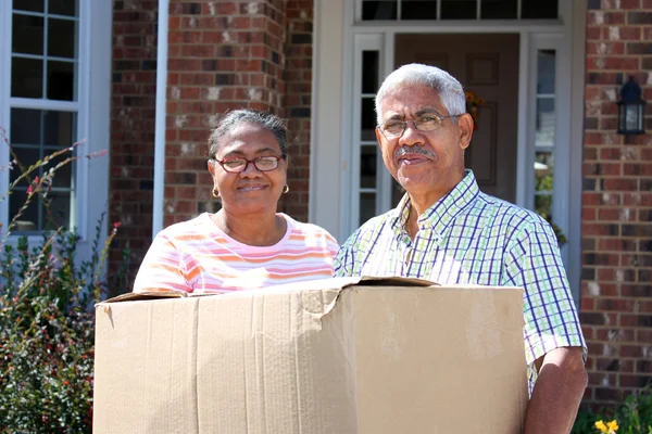 Äldre par som flyttar — Stockfoto
