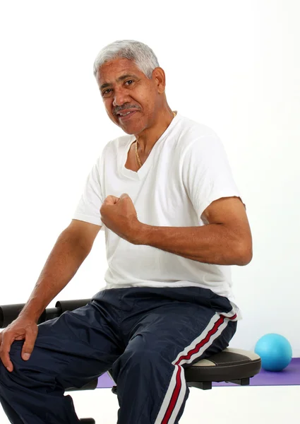 Senior-Mann stemmt Gewichte — Stockfoto