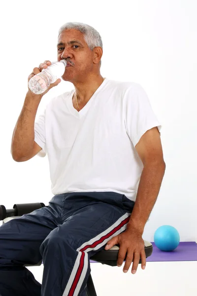 Uomo anziano acqua potabile — Foto Stock