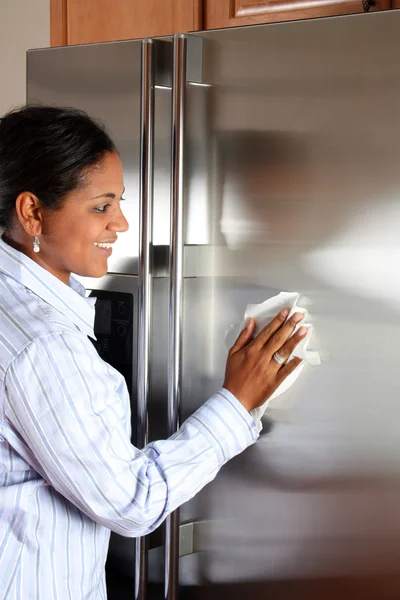 女性清掃冷蔵庫 ロイヤリティフリーのストック画像