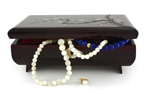 Ювелірна коробка з перловими намистами падає — стокове фото