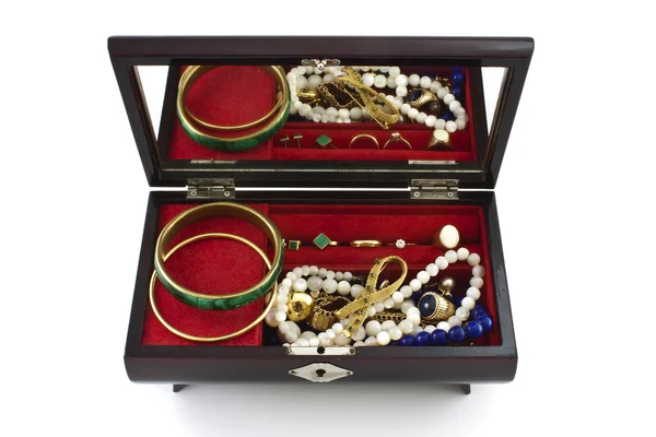 Boîte à bijoux ouverte avec bijoux — Photo