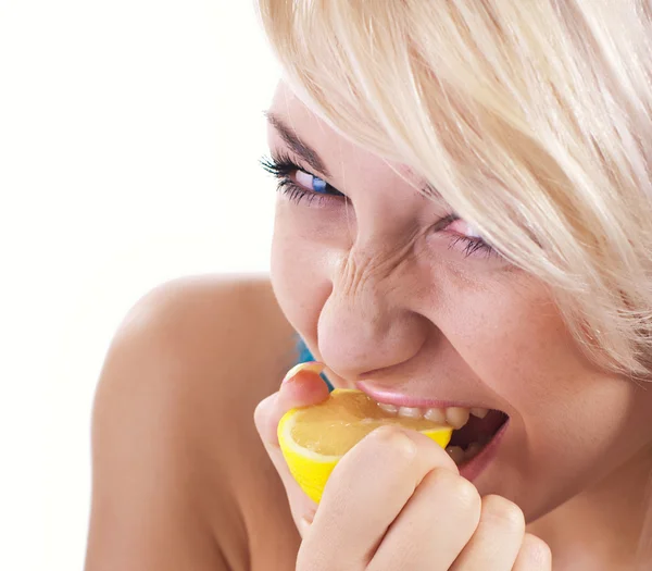 Women eating lemon — Stock Photo, Image