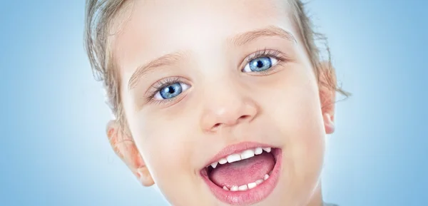 Ritratto di una bambina felice — Foto Stock