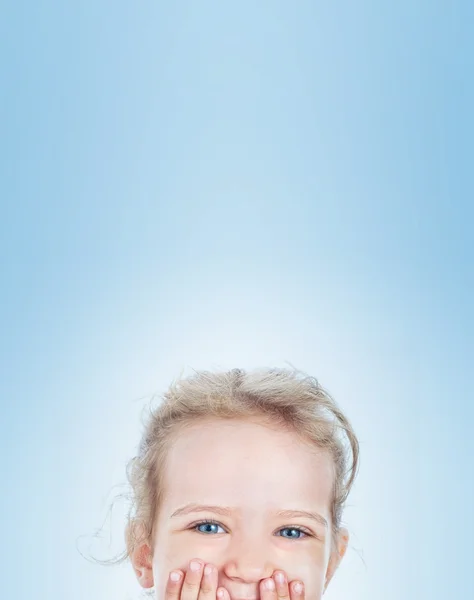 Портрет щасливої маленької дівчинки — стокове фото