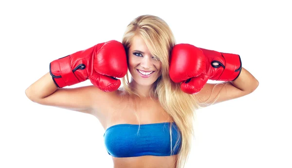 Foto de una joven mujer maravillosa usando guante de boxeo — Foto de Stock