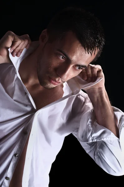 Moczyć mokry młody przystojny mężczyzn, na czarnym tle — Zdjęcie stockowe