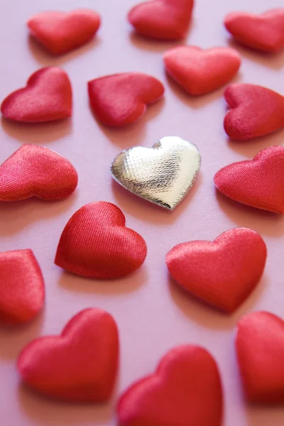 Silver hjärta bland röda hjärtan — Stockfoto