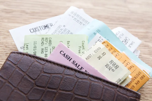 Läder plånbok som innehåller kvitton — Stockfoto