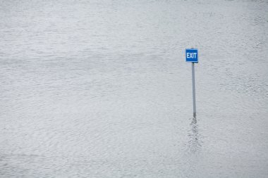 çıkış işareti sular altında araba park