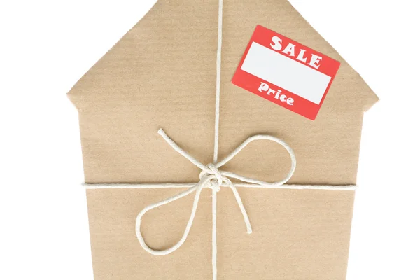 Haus in braunes Papier gewickelt mit Verkaufsaufkleber — Stockfoto