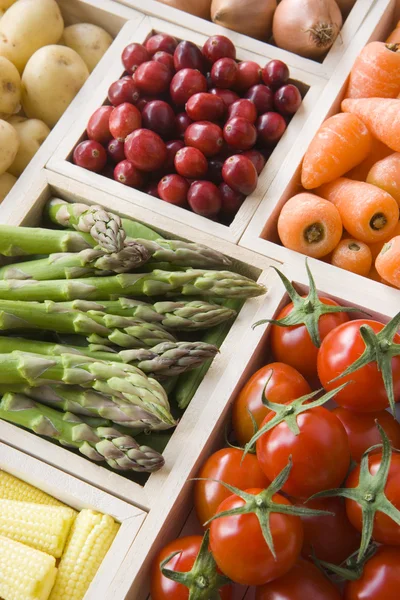 Selección de frutas y verduras frescas — Foto de Stock
