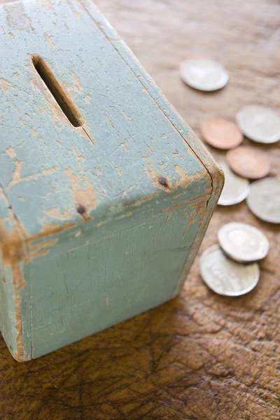 儿童 moneybox 与硬币 — 图库照片