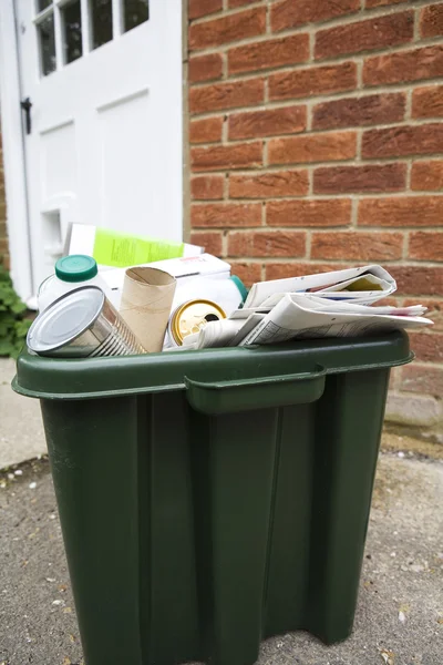 Reciclagem de lixeira fora da casa — Fotografia de Stock