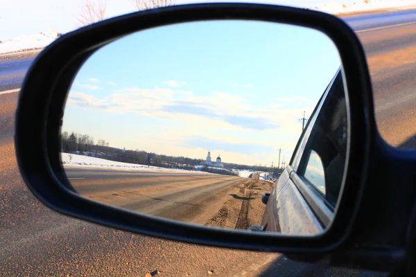 De reflectie in de spiegel — Stockfoto