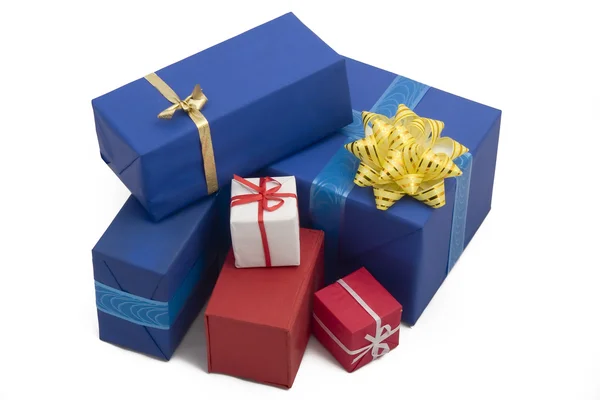 Una foto de algunas cajas de regalo sobre blanco — Foto de Stock